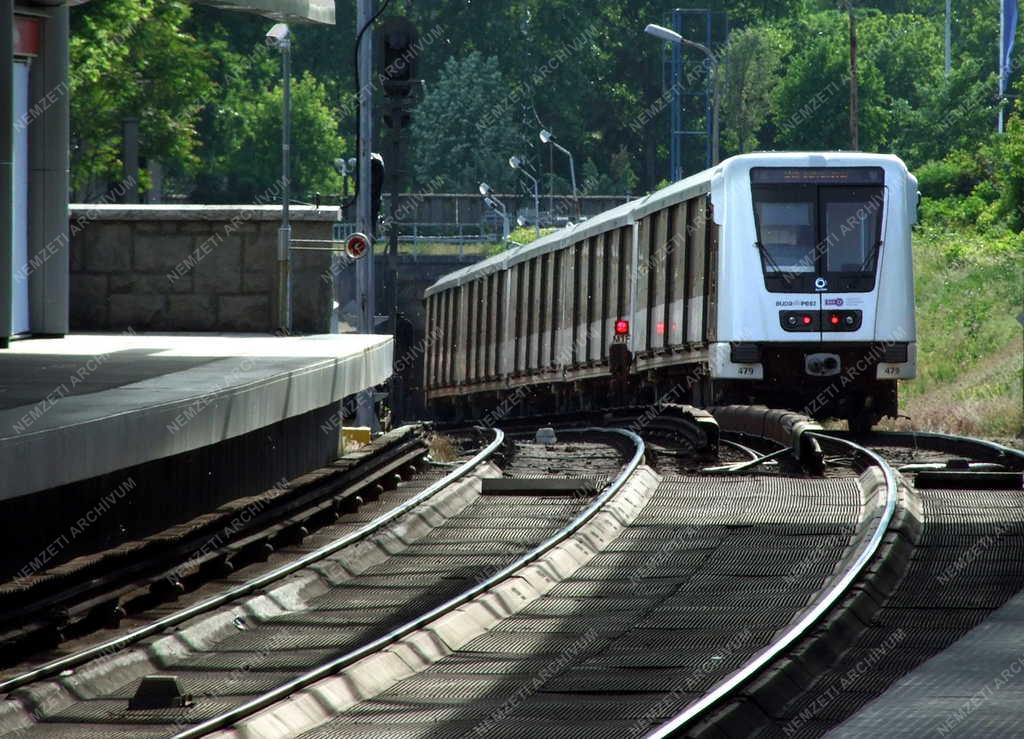 Közlekedés - Budapest - Alstom szerelvény 2-es metró vonalán