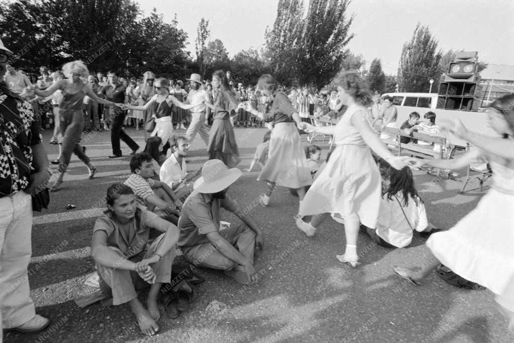 Kultúra - Körtáncot járó fiatalok 