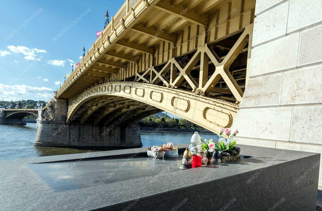 Emlékezés - Budapest - Hableány áldozatainak emlékműve