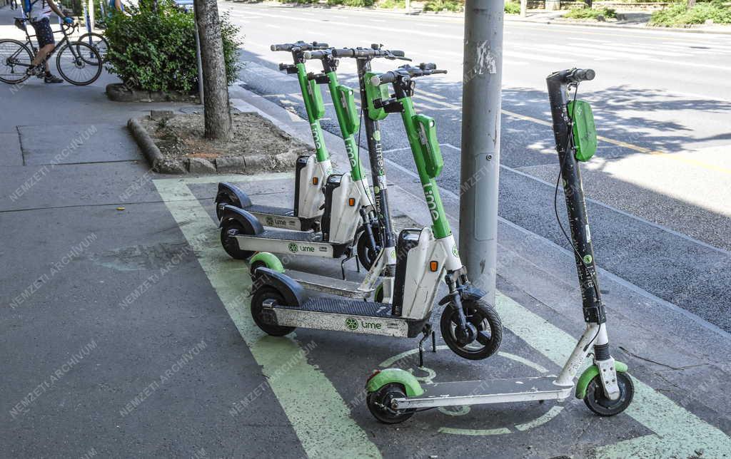 Közlekedés - Budapest - Elektromos rollerek parkolója