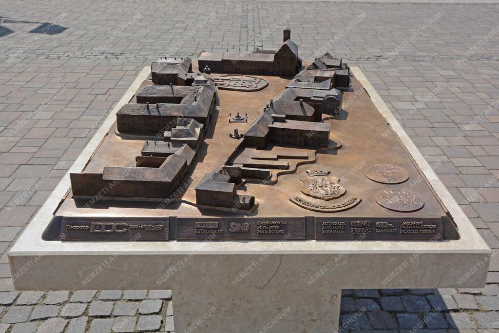 Érdekes - Vác - A Március 15. tér bronz makettje