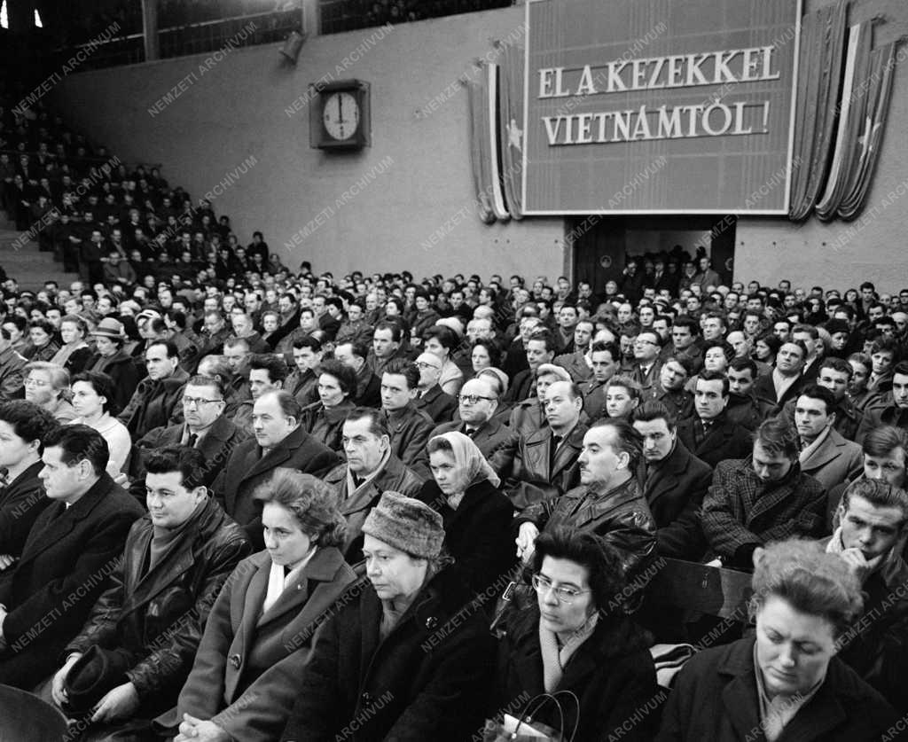 Belpolitika - Budapest dolgozóinak tiltakozó nagygyűlése a Sportcsarnokban