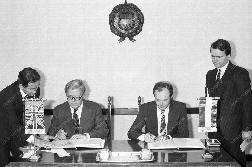 Külpolitika - Magyar-brit kétoldalú megállapodások aláírása