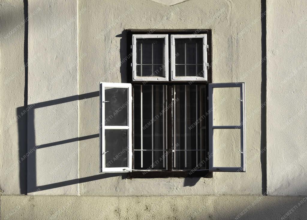 Épületfotó - Budapest - Régi ablak Óbudán