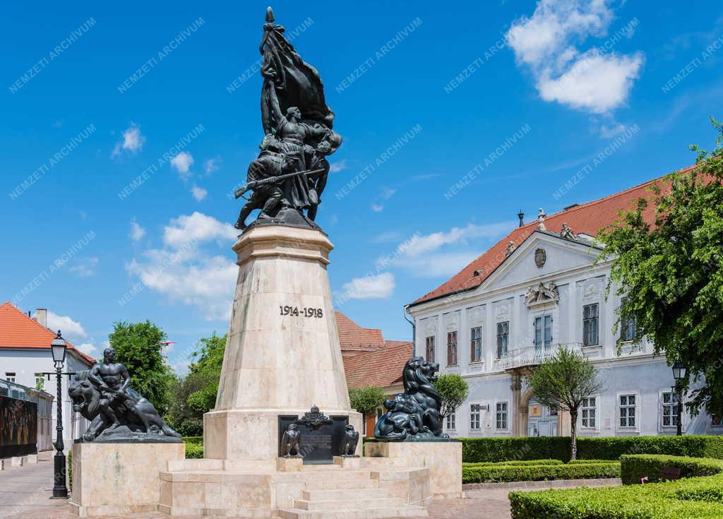 Városkép - Vác - Március 15. tér - I. világháborús emlékmű