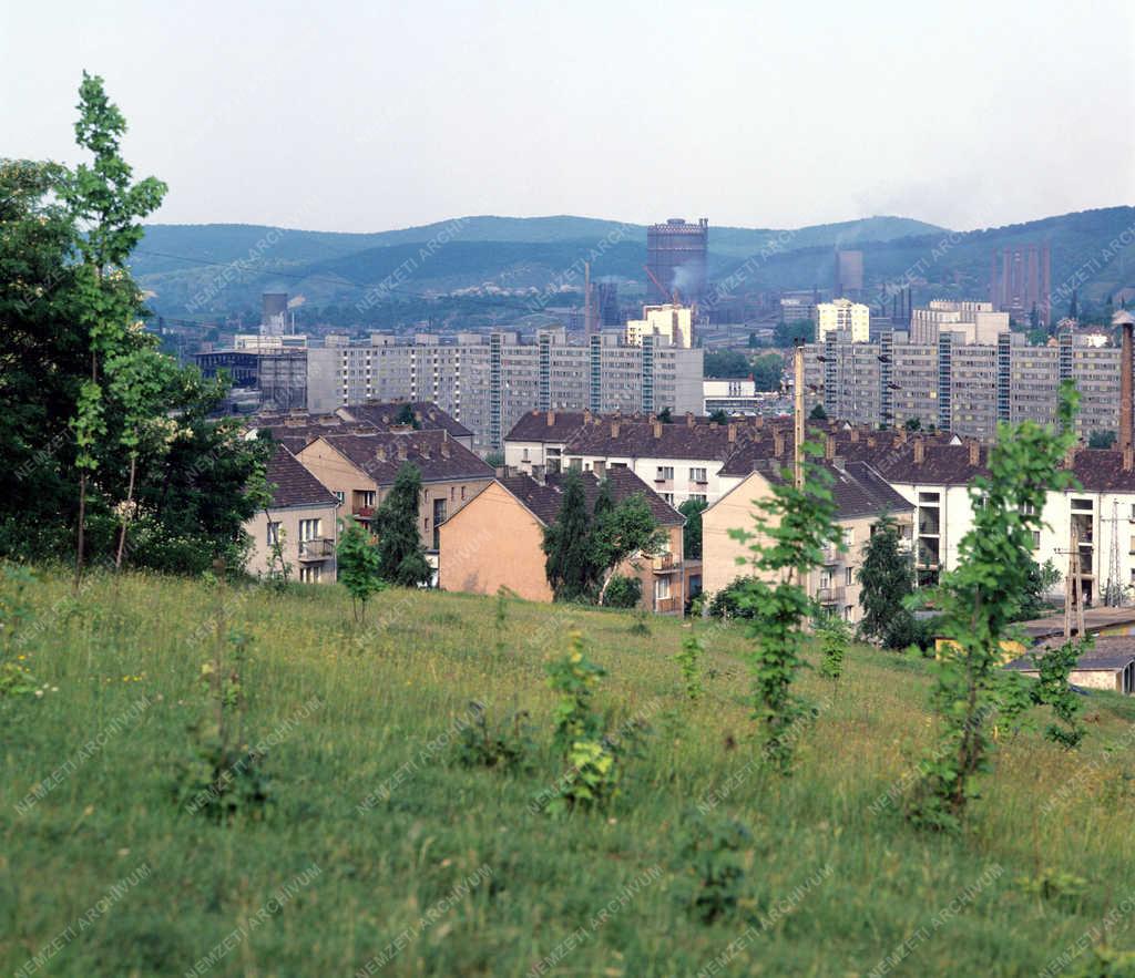 Városkép - Lakóépületek és ipari nagyüzem