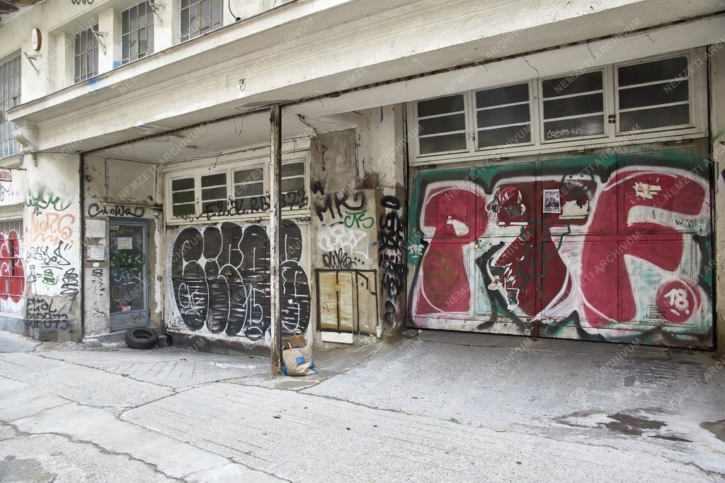 Városkép - Budapest - Elhagyott egykori autóműhely és garázs a Kinizsi utcában