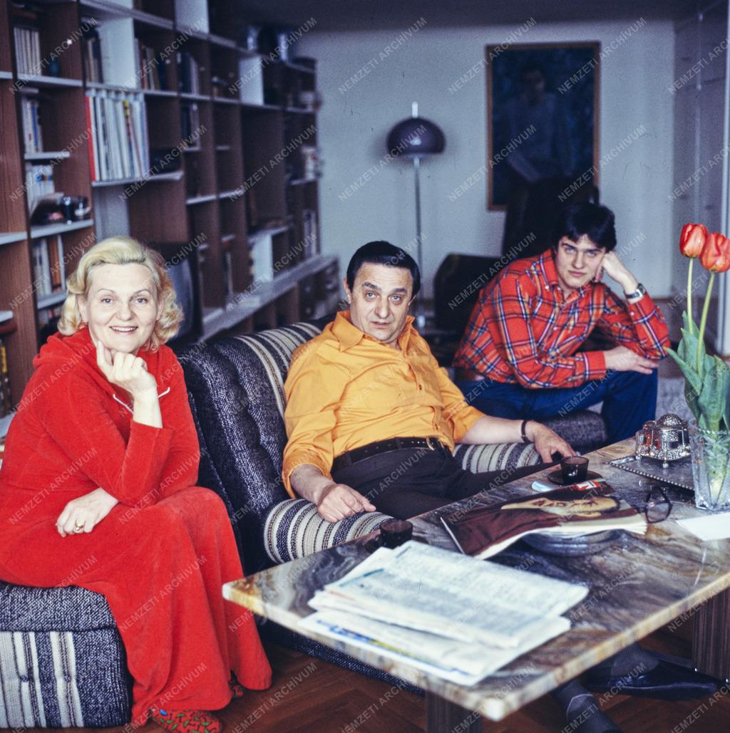 Kultúra -  Avar István színművész otthonában, felesége Gyapay Ivette és fia Ifj. Avar István társaságában