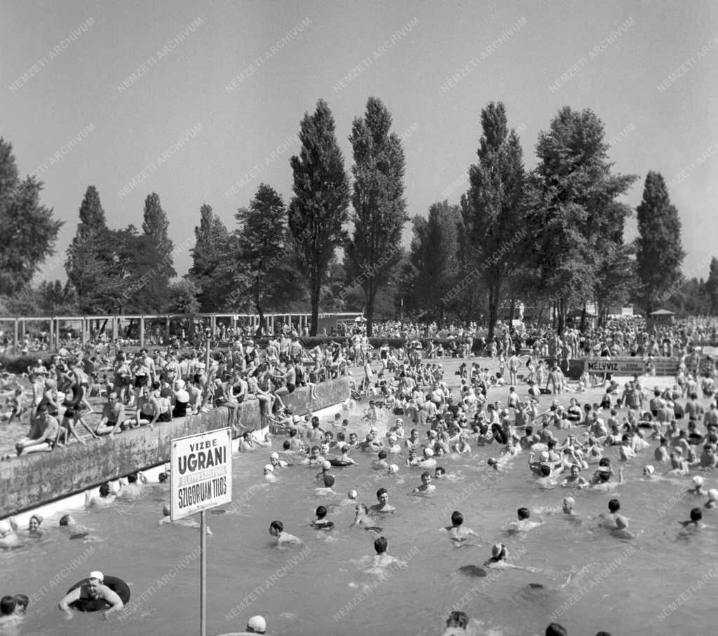 Szabadidő - Időjárás - Strandolók a Palatinus Strandfürdőben