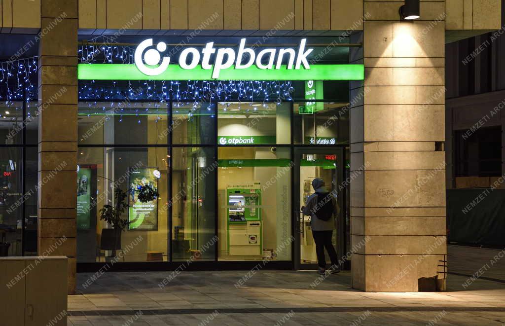 Pénzügy - Budapest - OTP Bank fiókja esti felvételen