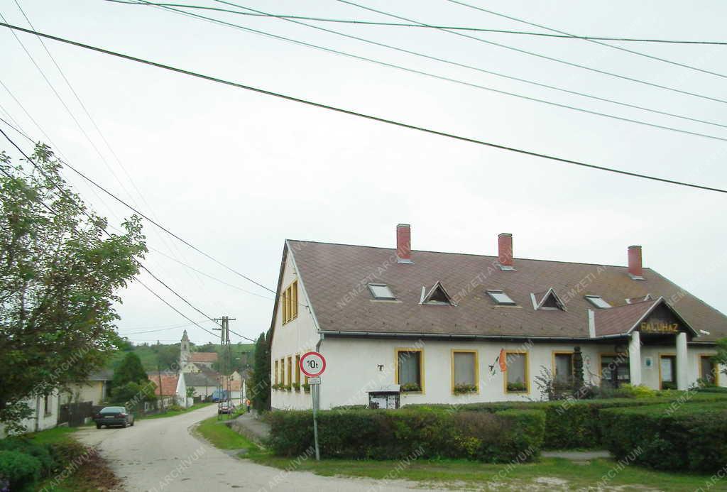 Táj, város - Öcs - Középület