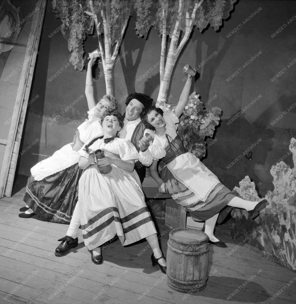 Kultúra - Operett - Offenbach Eljegyzés lámpafénynél