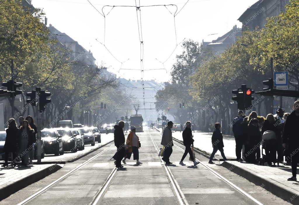 Városkép - Budapest - Gyalogosok a József körúton