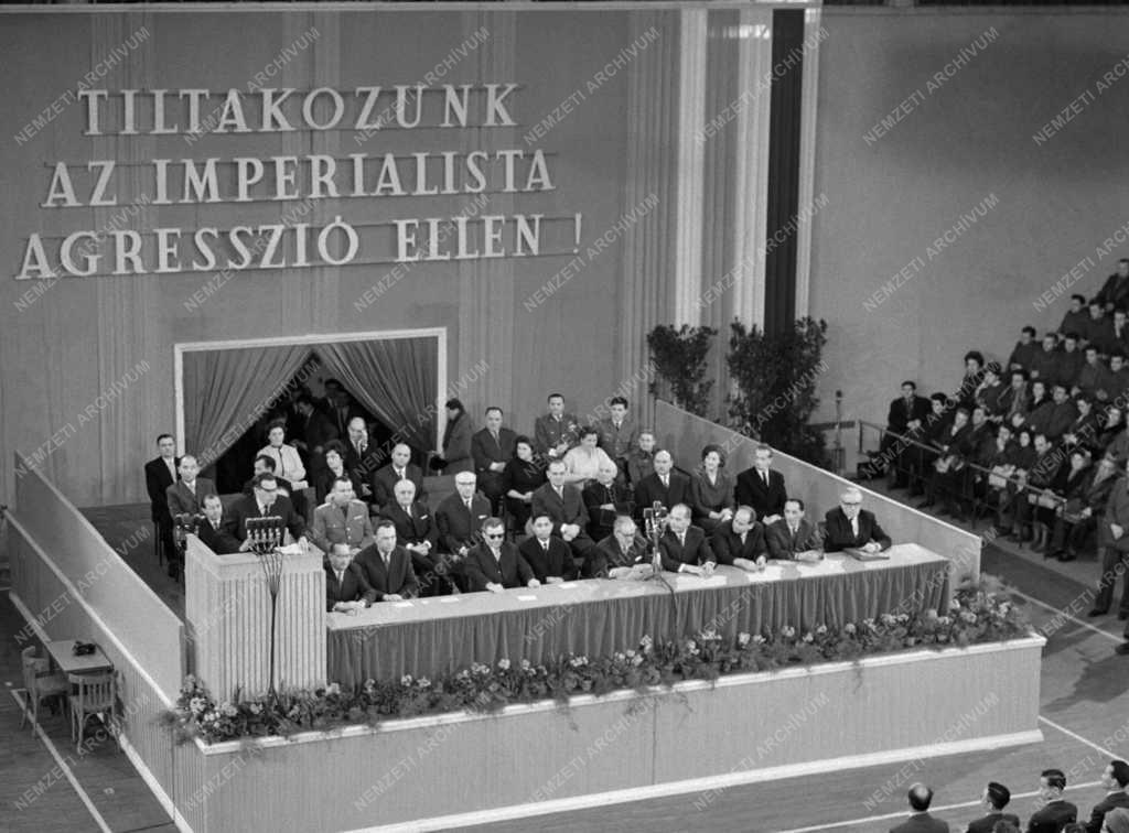 Belpolitika - Budapest dolgozóinak tiltakozó nagygyűlése a Sportcsarnokban