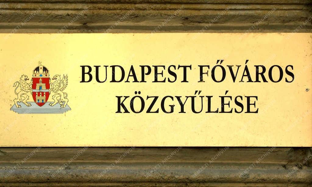 Városigazgatás - Budapest - A Fővárosi Közgyűlés intézménytáblája