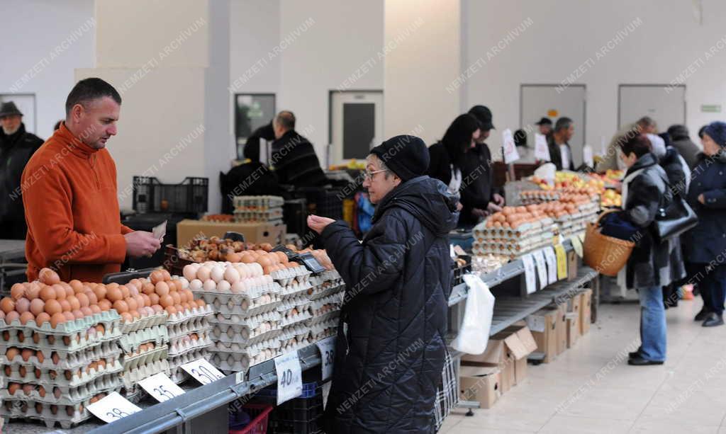 Kereskedelem - Debrecen - Vásárlók a debreceni Piaccsarnokban