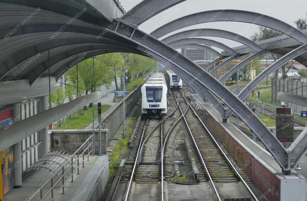 Közlekedés - M2 metrószerelvény a Pillangó úti megállónál