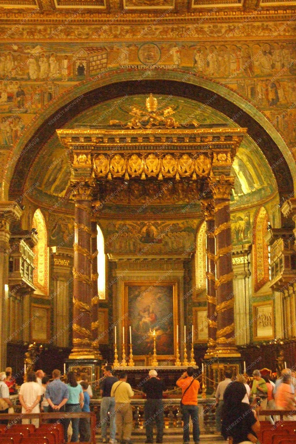 A Római Santa Maria Maggiore oltárának baldachinja