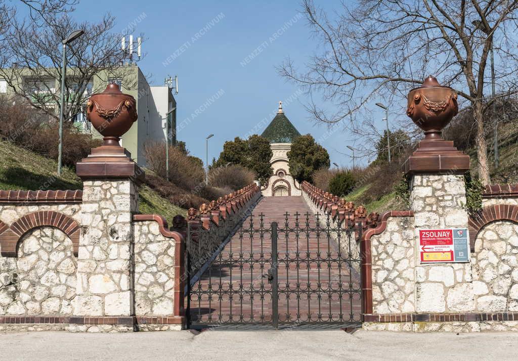 Városkép - Pécsi Zsolnay-mauzóleum