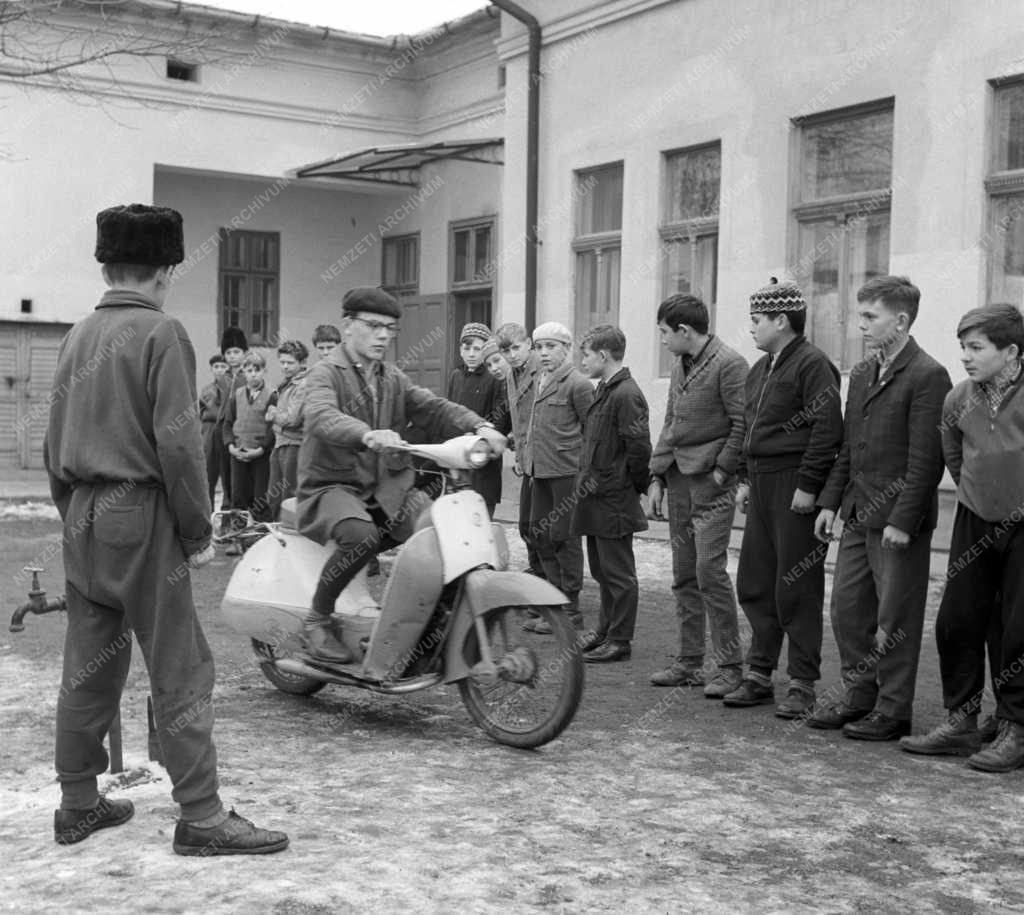 Oktatás - Motoros szakkör az iskolában