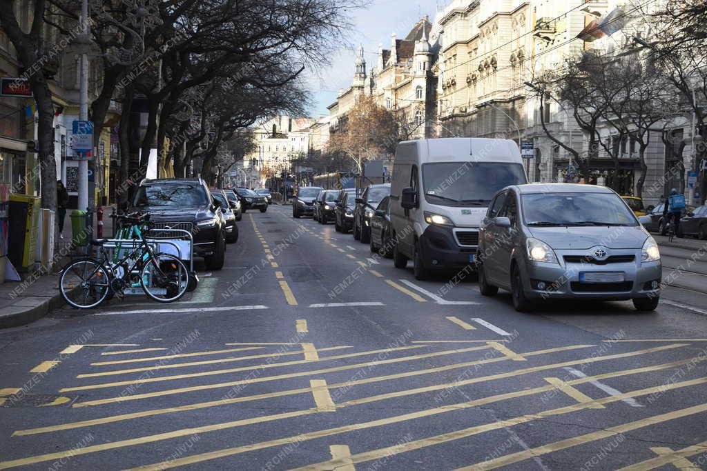Közlekedés - Budapest - Forgalom az Erzsébet körúton