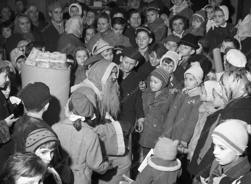 Ünnep - Kiskereskedelem - Télapó az Úttörő Áruházban