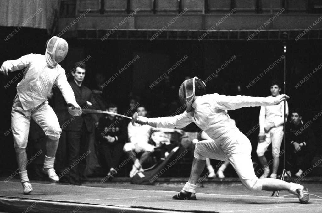 Ifjúsági vívóverseny a Sportcsarnokban