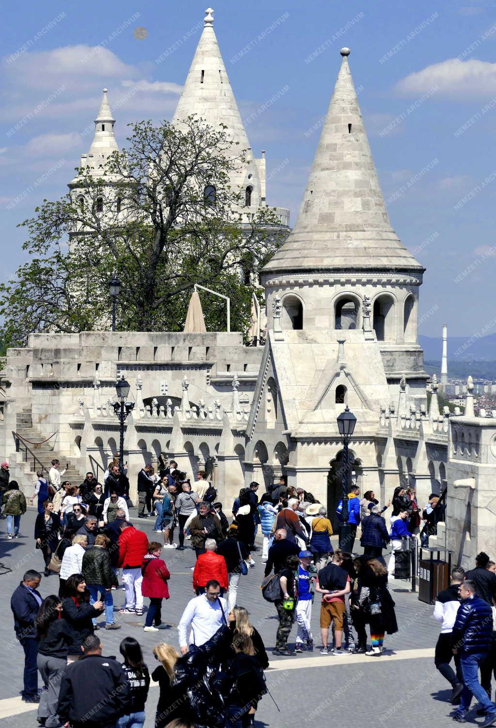 Idegenforgalom - Budapest - Turisták a Budai Várban