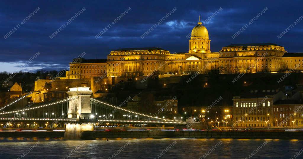 Városkép - Budapest - A Lánchíd és a budai Vár este