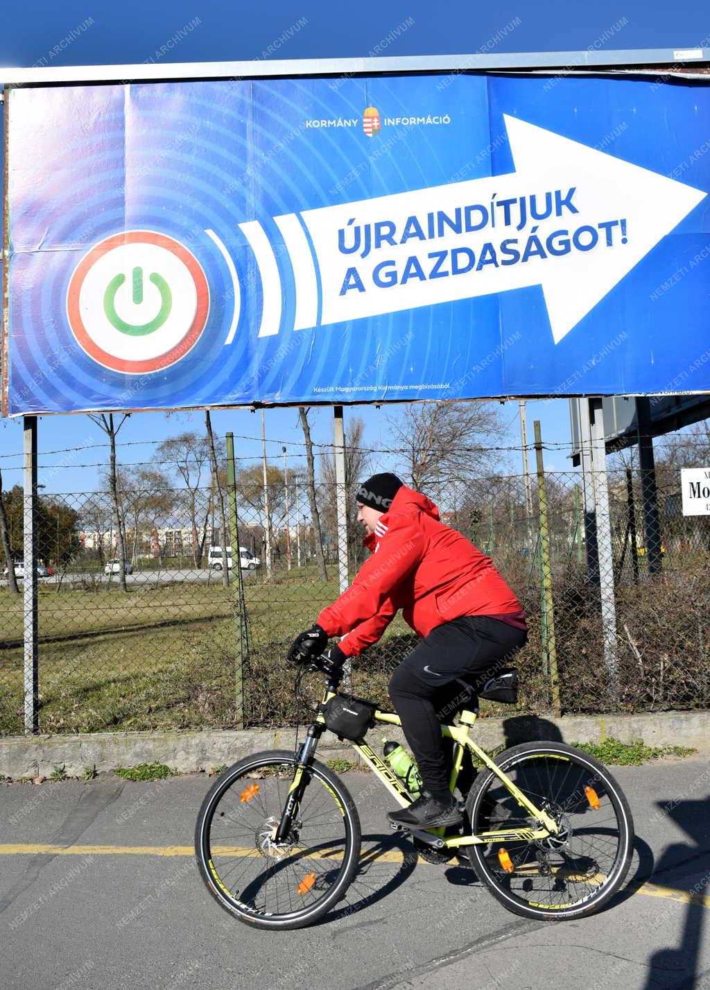 Belpolitika - Hirdetés - Újraindítjuk a gazdaságot feliratú plakát