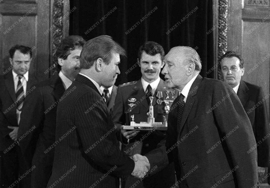 Űrhajózás - Űrhajósok találkozója Kádár Jánossal