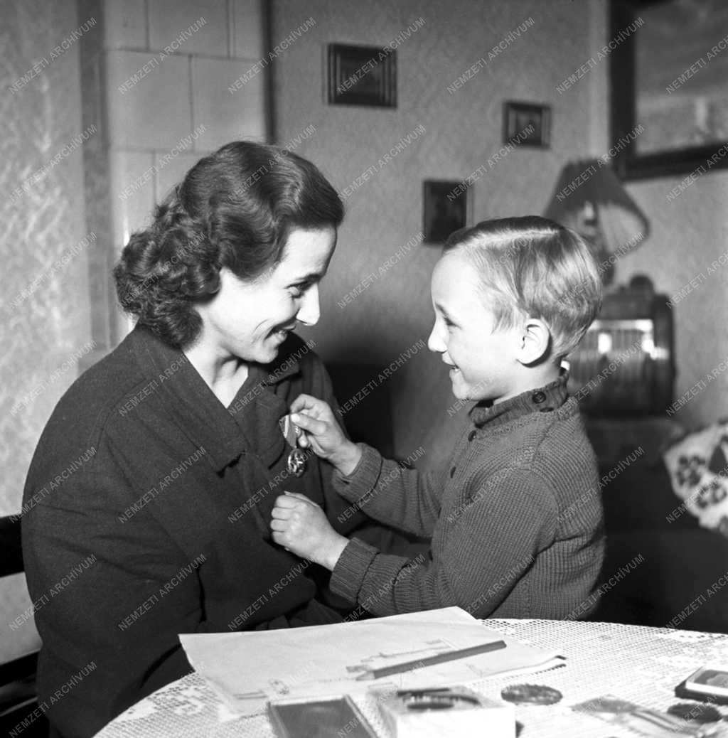 Életkép - Zsabka Magda vívónő kisfiával otthonukban