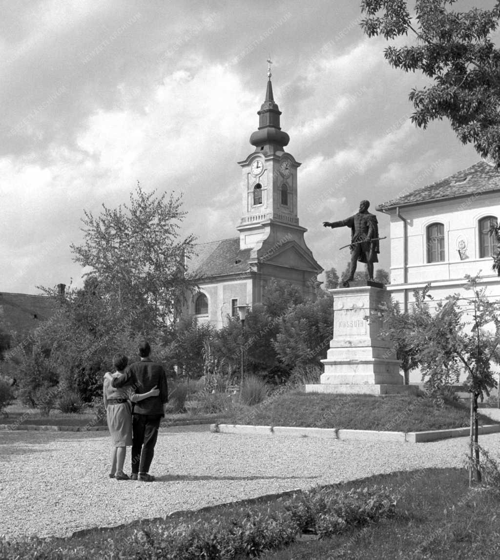 Városkép - Nagykőrös  - Kossuth Lajos szobor