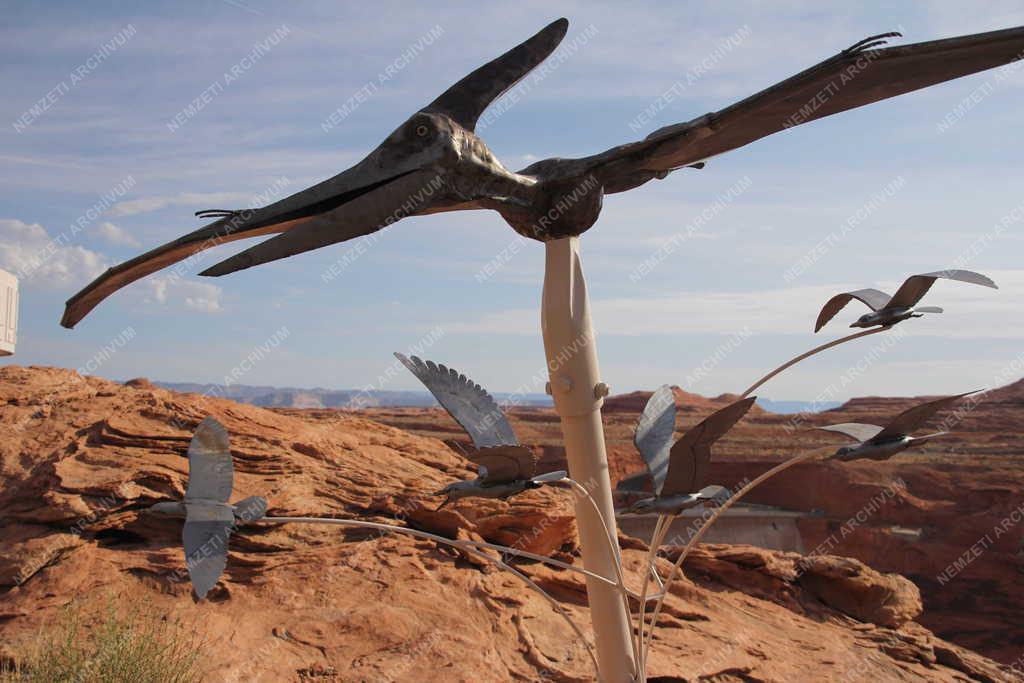 Művészet - Grand Canyon - Őslény figurák a Hoover-gátnál