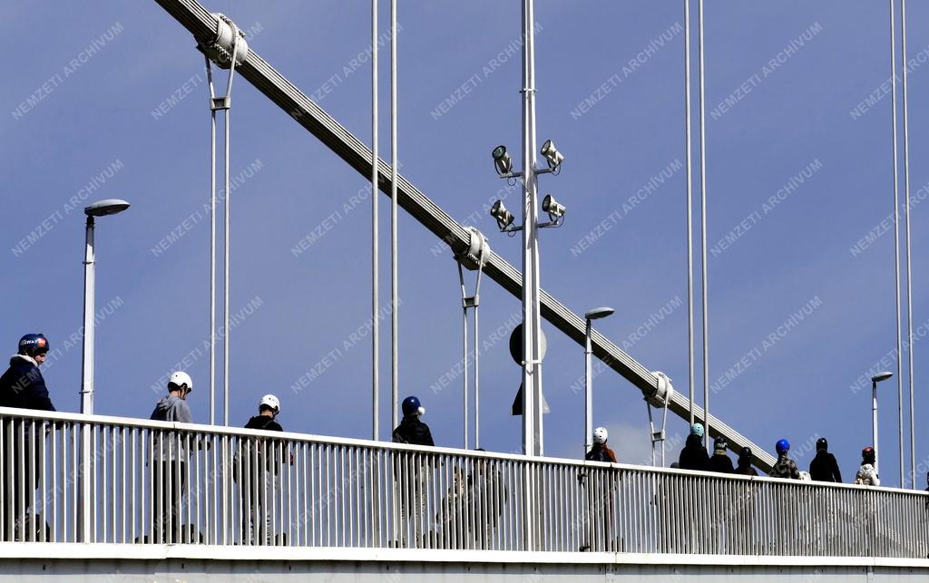 Turizmus - Budapest – Segway-el közlekedő turisták az Erzsébet hídon