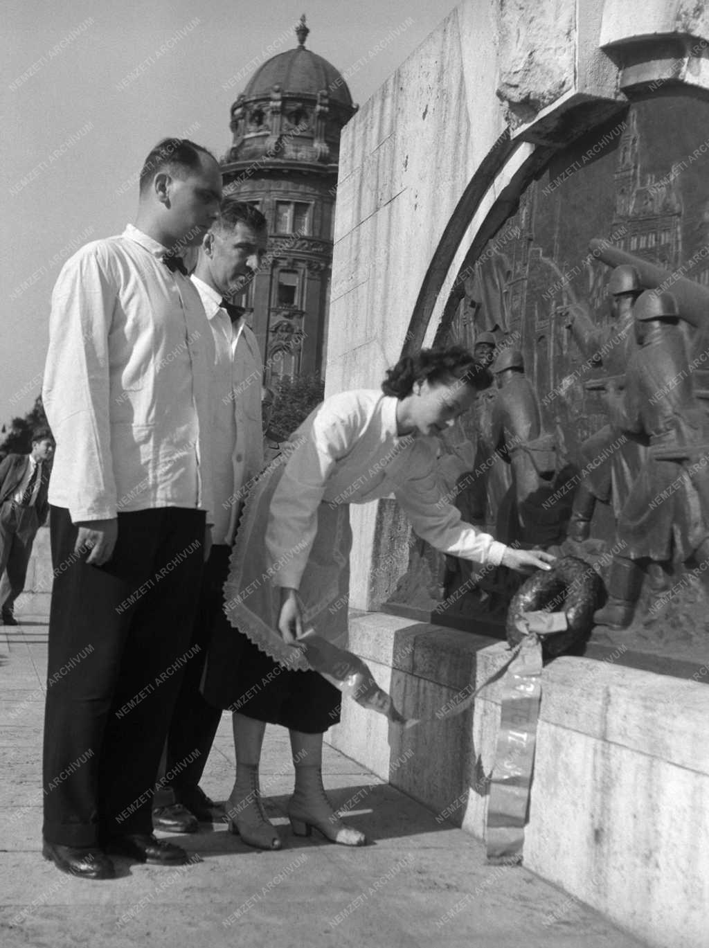 Vendéglátás - A pincérverseny résztvevői koszorúznak