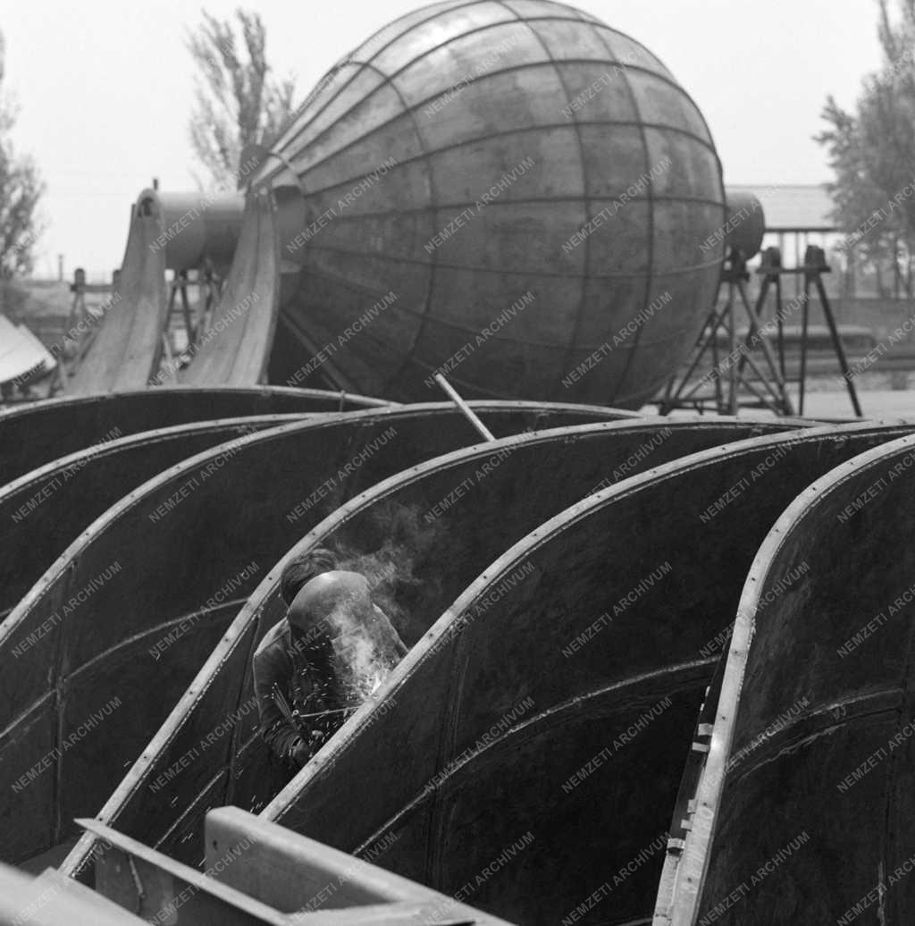 Ipar - Hidroglóbusz gyártás a Fémmunkás Vállalatnál