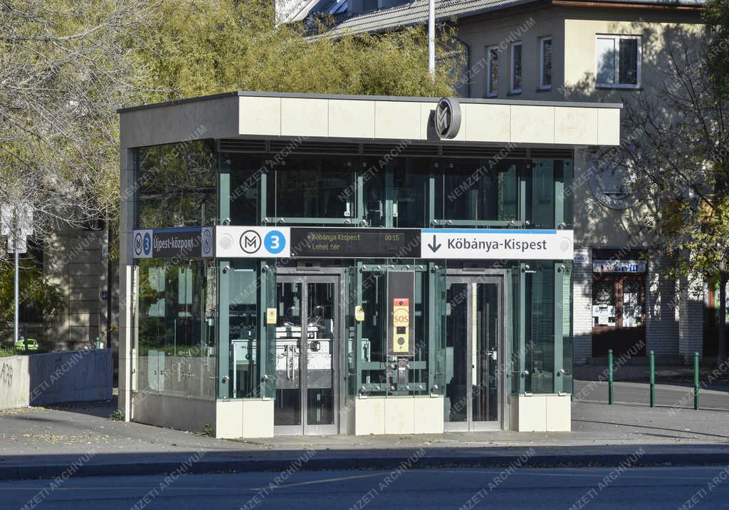 Utcakép - Budapest - Újpest központ metróvégállomás