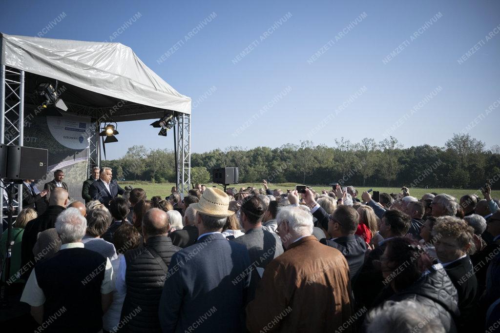 Átadták a kétszer két sávos 83-as utat Győr és Pápa között