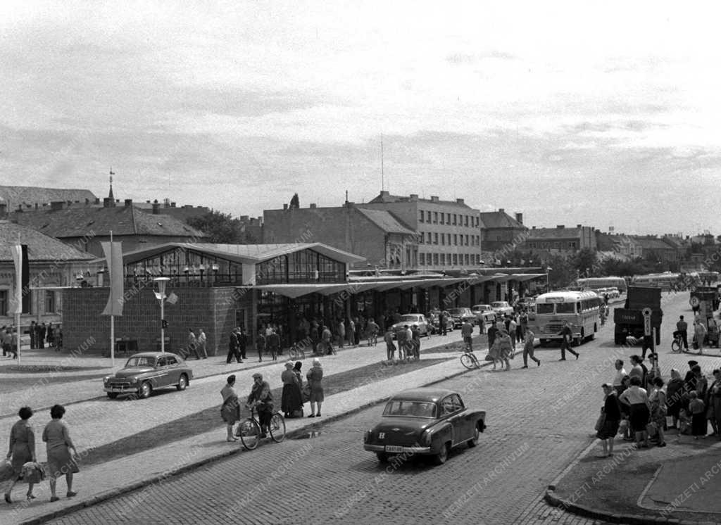 Közlekedés - Átadták a székesfehérvári MÁVAUT pályaudvart