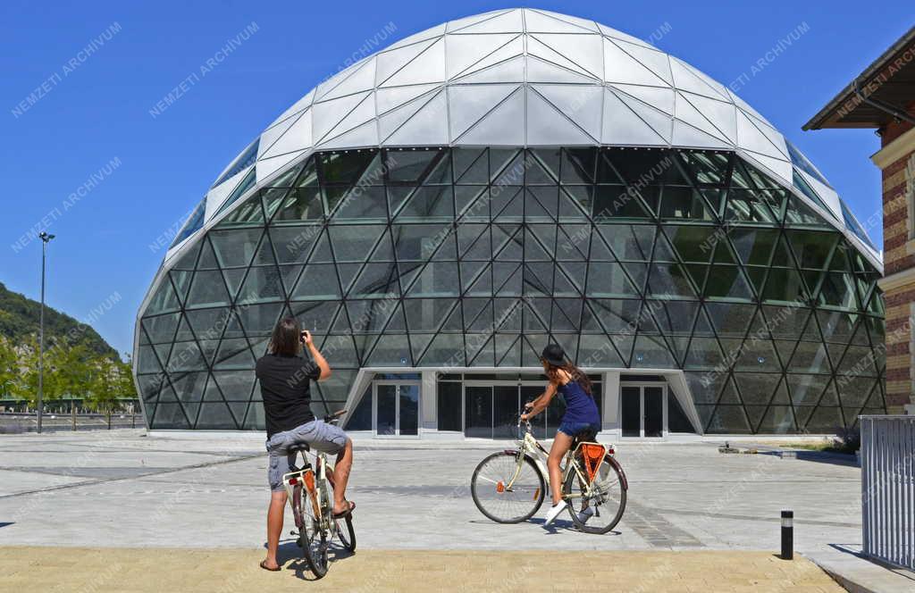 Városkép - A Bálna épülete