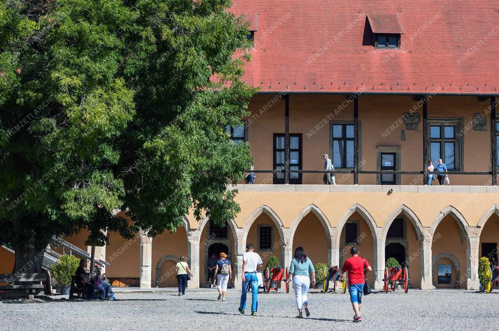 Városkép - Eger - Látogatók a várban
