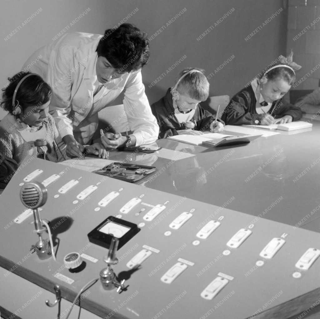 Oktatás - Elektroakusztikai tanulóasztal nagyothalló gyermekeknek