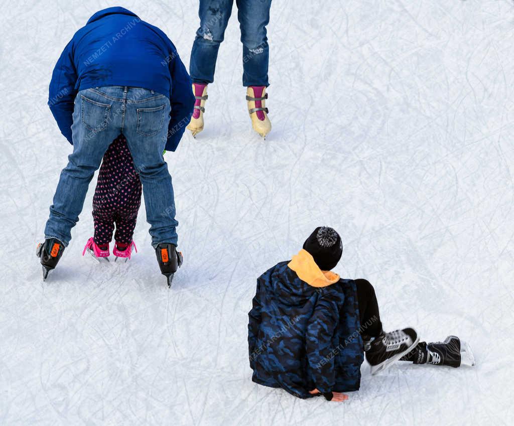 Szabadidő - Debrecen - Megnyitott a műjégpálya