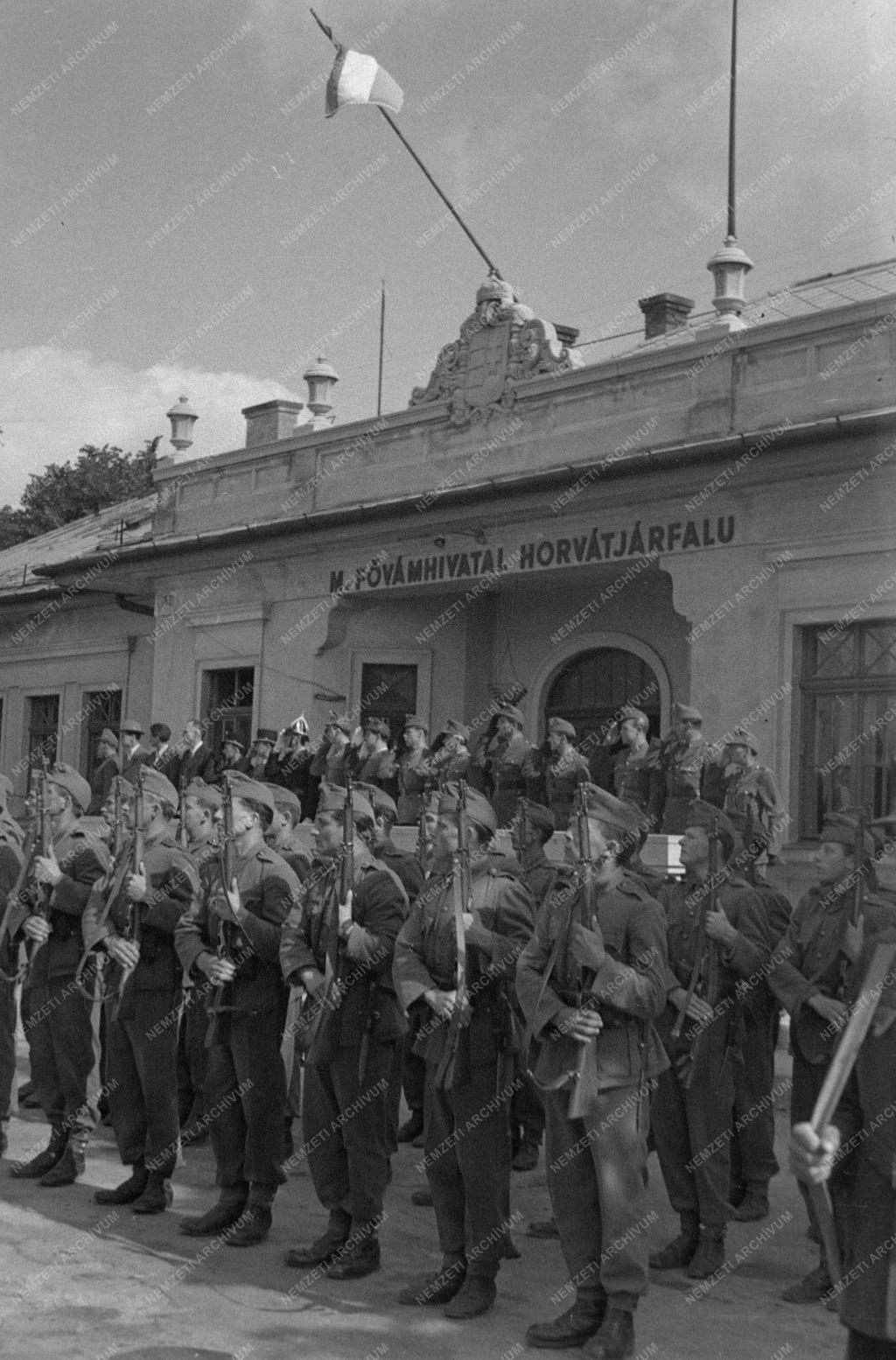 KÁROLYI M. ÉRKEZÉSE a határon