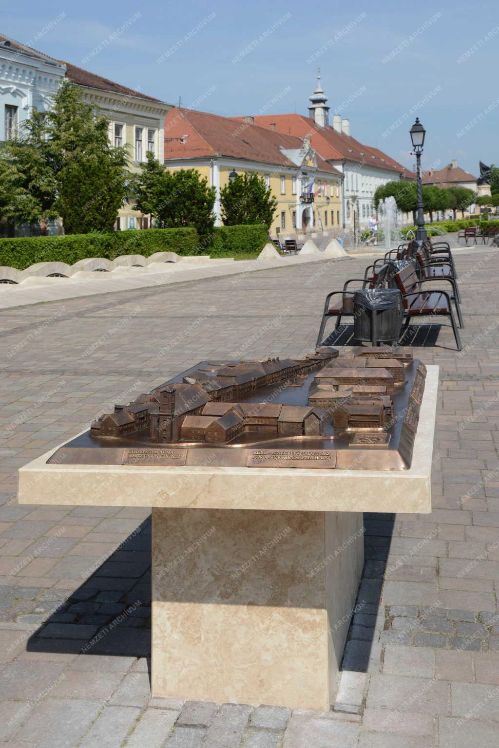 Érdekes - Vác - A Március 15. tér bronz makettje