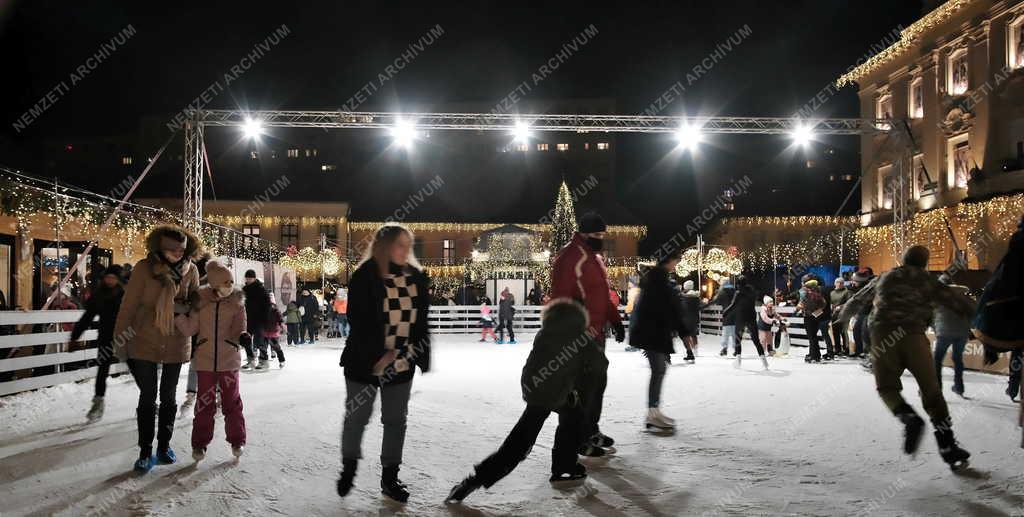 Szabadidő - Budapest - Advent Óbudán 2021 - Jégpálya a Fő téren