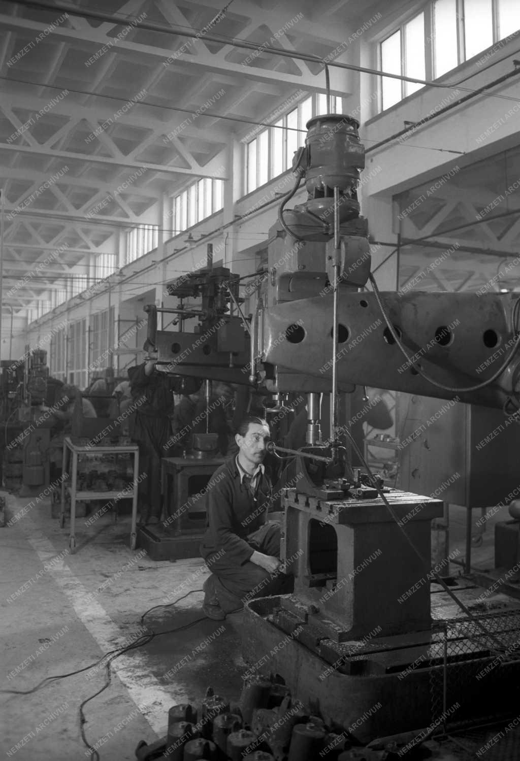 Ipar - Gépipar - Munka a Mechanikai Mérőműszerek Gyárában