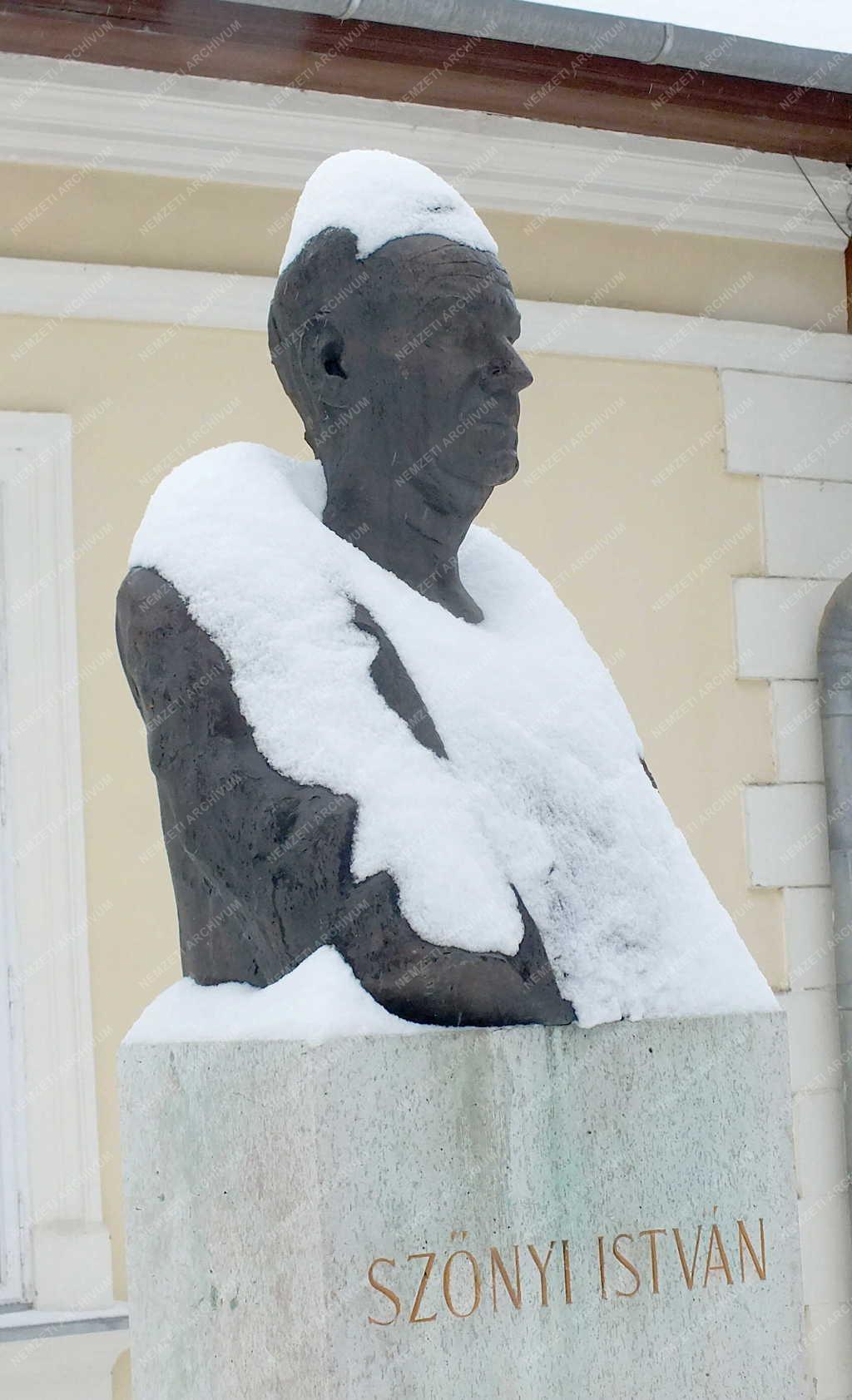 Műalkotás - Zebegény - Szőnyi István szobra