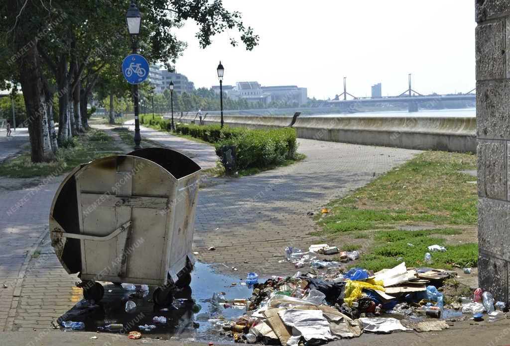 Környezet - Budapest - Szemét a Petőfi híd pesti lábábál